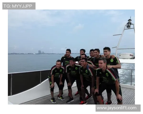 乌拉圭足球明星在阳光沙滩畅享海边度假生活的精彩瞬间